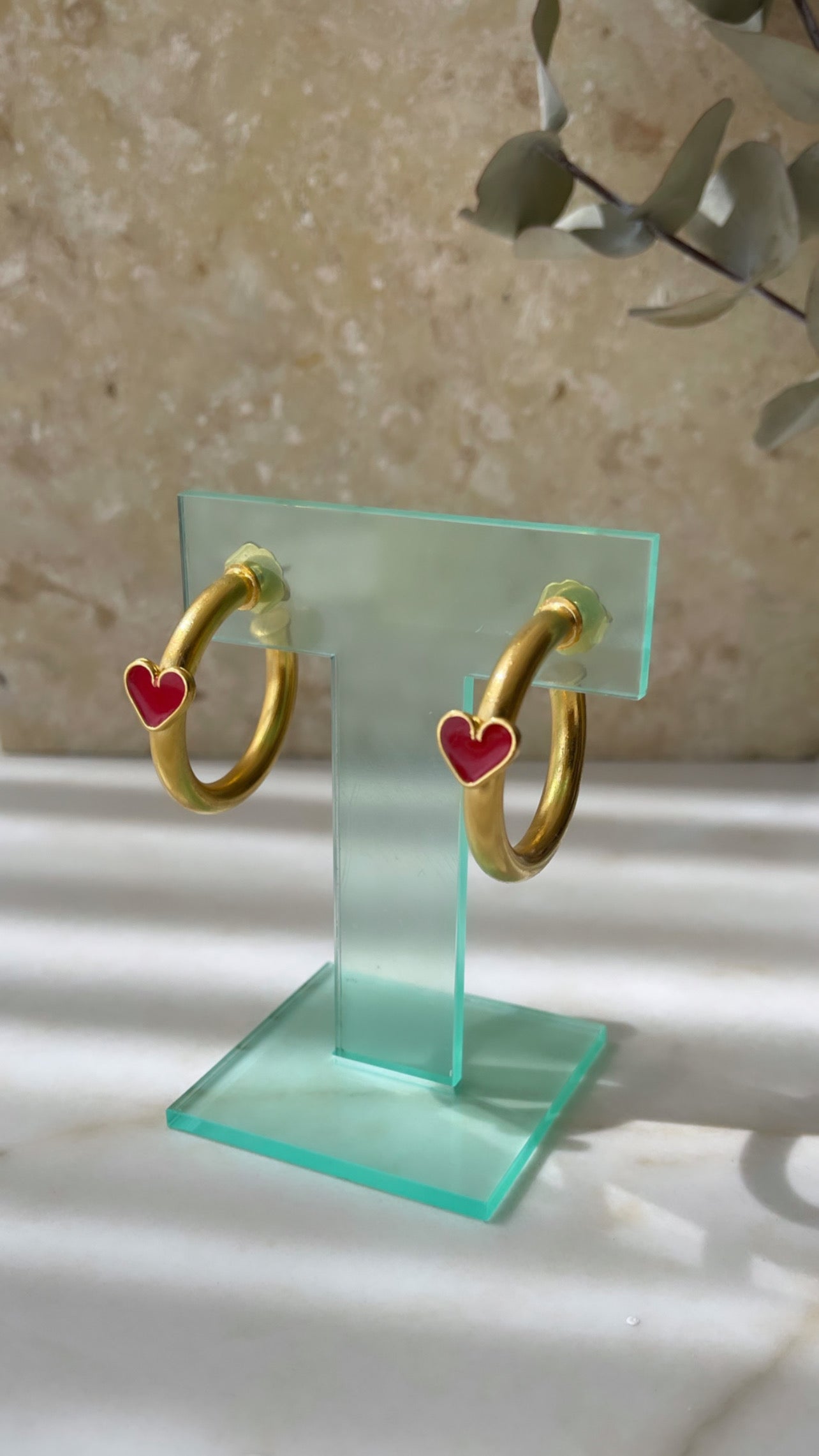 Argolla grande con corazón rojo pintado.