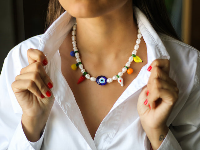 Collar de perlas con ojo turco.